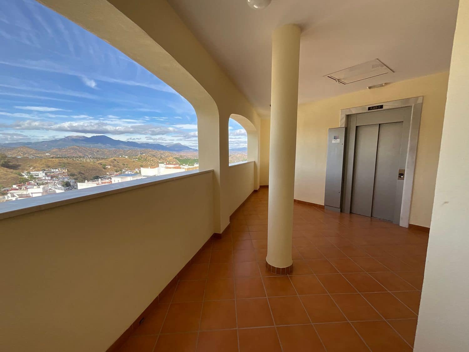 2 soveværelse Lejlighed til salg i Coin med garage - € 245.000 (Ref: 9371223)