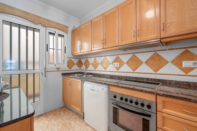3 makuuhuone Huvila myytävänä paikassa Zona Pueblo, Guardamar del Segura mukana uima-altaan 
autotalli - 290 000 € (Ref: 10091493)