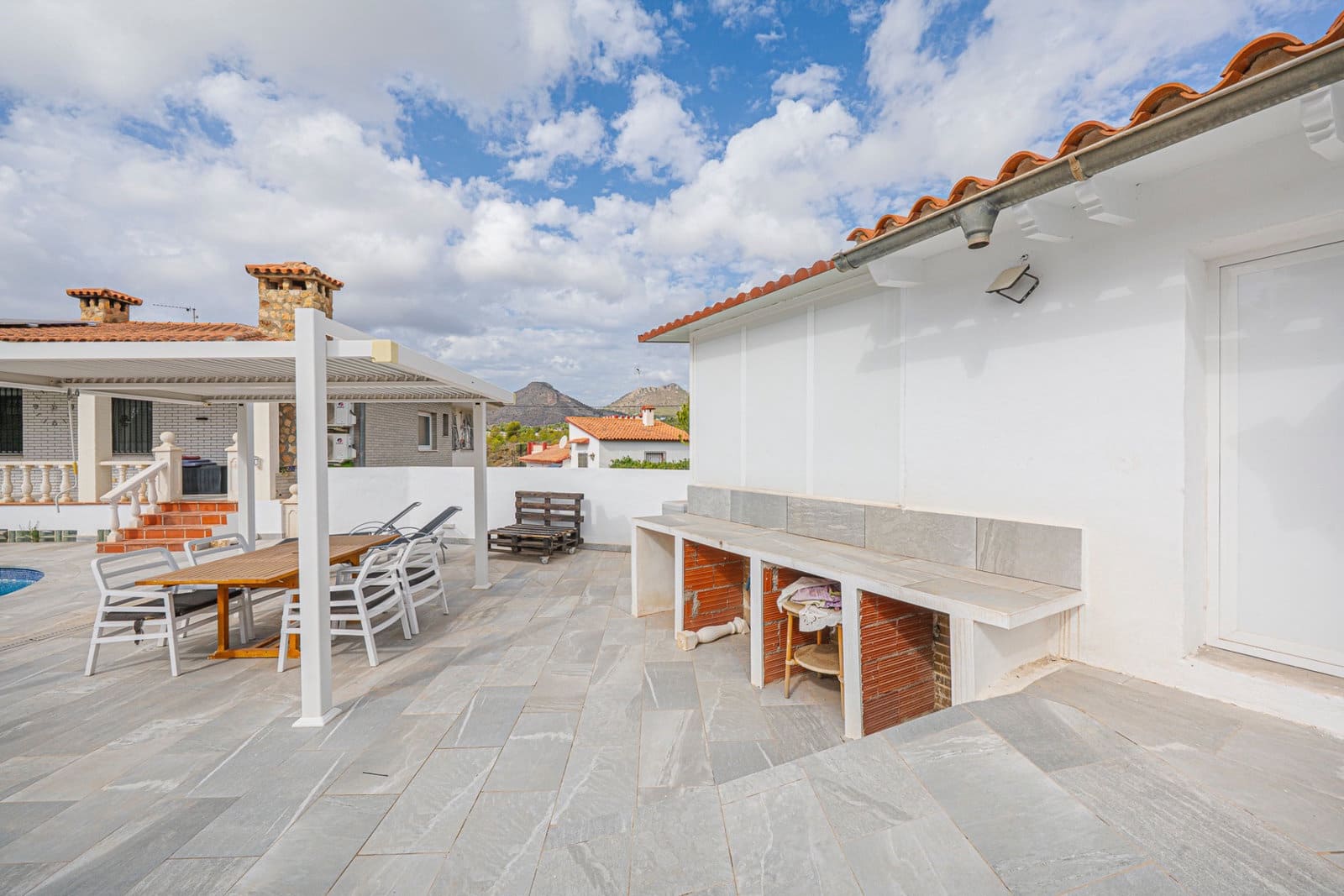 5 bedroom Villa for sale in La Nucia with pool garage - € 570,000 (Ref: 10147177)
