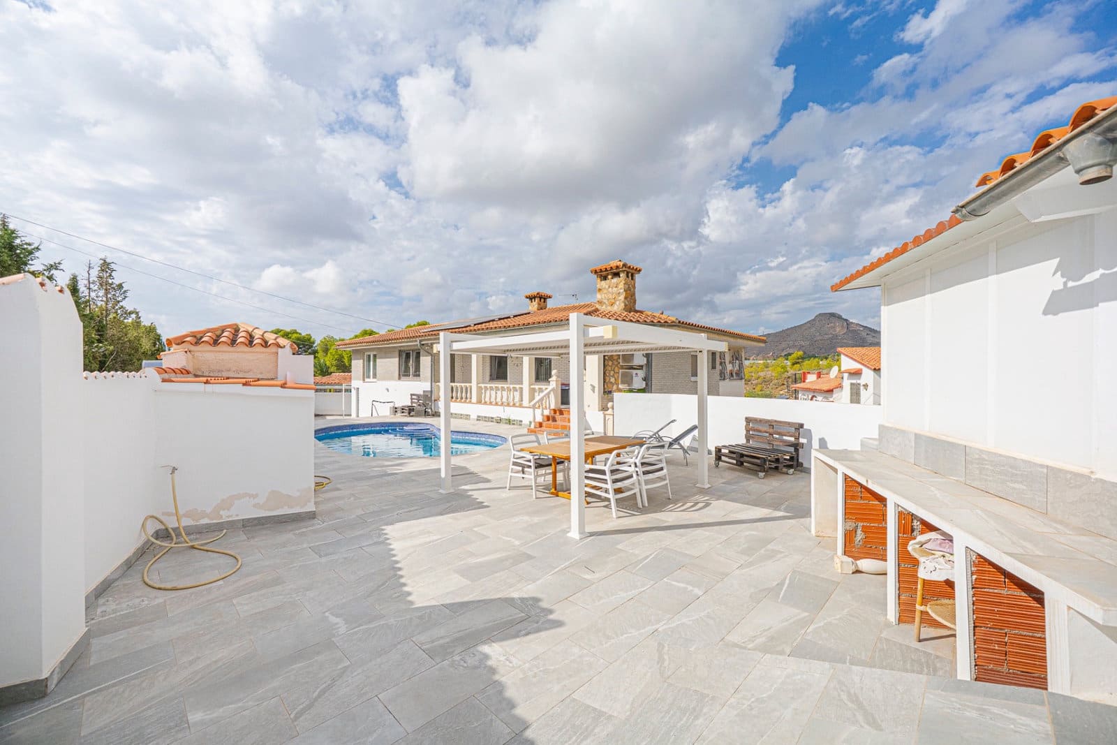 5 bedroom Villa for sale in La Nucia with pool garage - € 570,000 (Ref: 10147177)