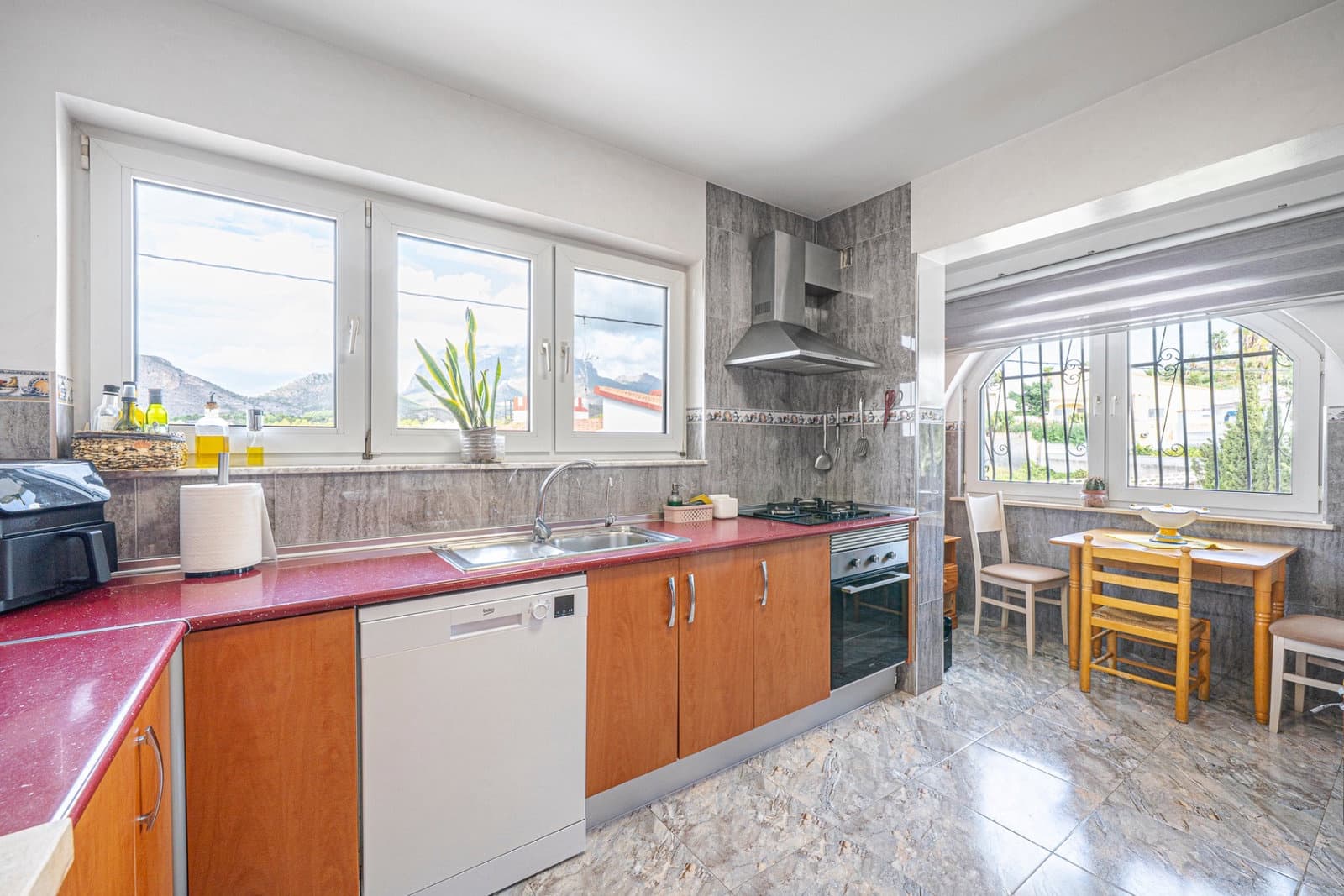 5 bedroom Villa for sale in La Nucia with pool garage - € 570,000 (Ref: 10147177)