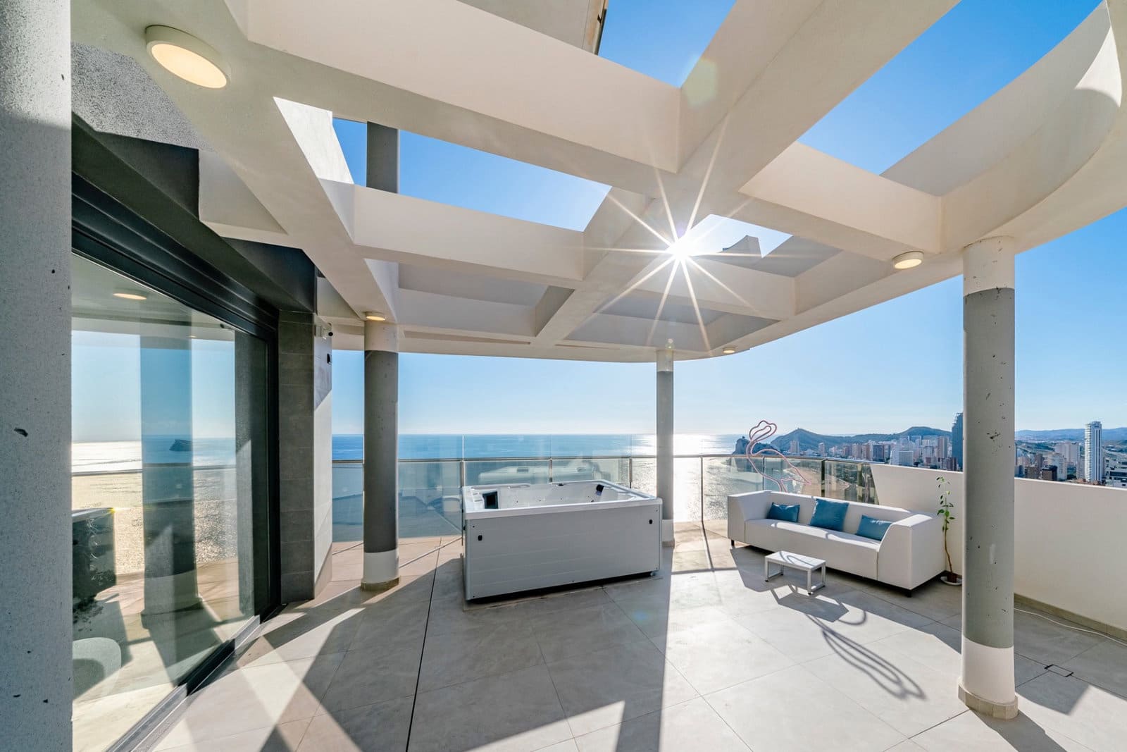 3 bedroom Apartment for sale in Benidorm with pool garage - € 1,550,000 (Ref: 8773394)
