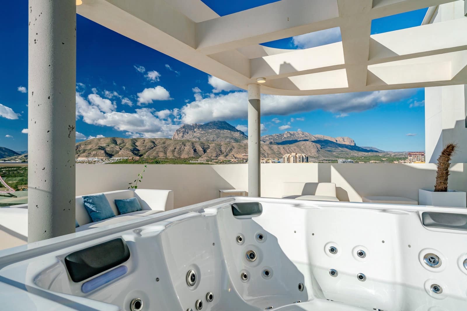 3 bedroom Apartment for sale in Benidorm with pool garage - € 1,550,000 (Ref: 8773394)
