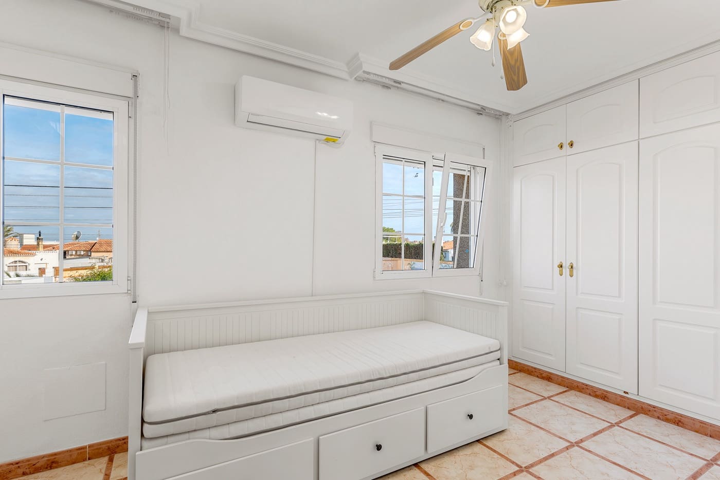 4 sypialnia Willa na sprzedaż w Torrevieja z basenem garażem - 689 000 € (Ref: 8781396)