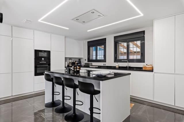 5 slaapkamer Villa te koop in Playa de San Juan, Alicante stad met zwembad garage - € 1.365.000 (Ref: 8822048)