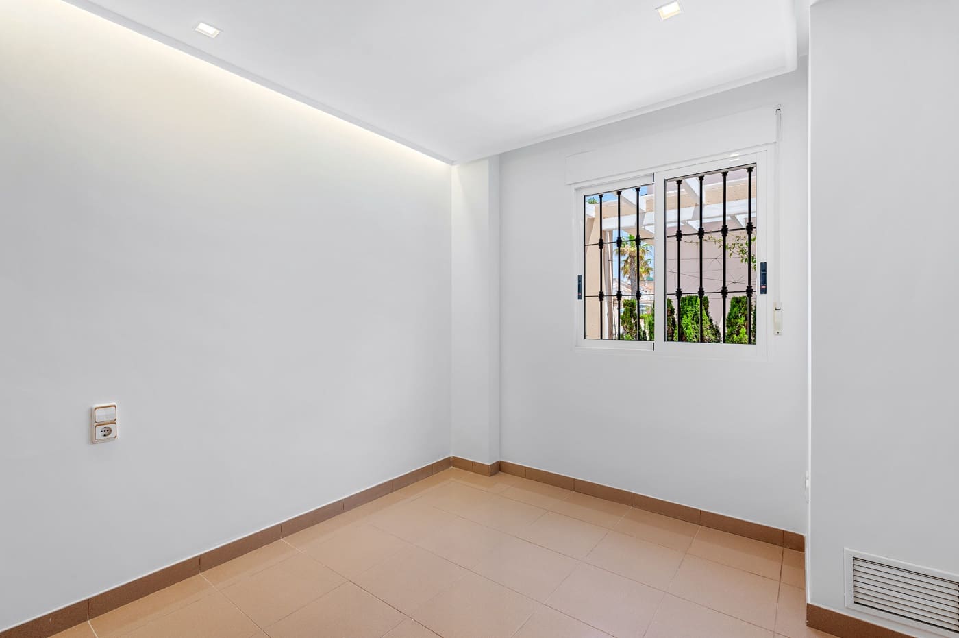 4 soverom Villa til salgs i Torrevieja med svømmebasseng garasje - € 960 000 (Ref: 9137091)