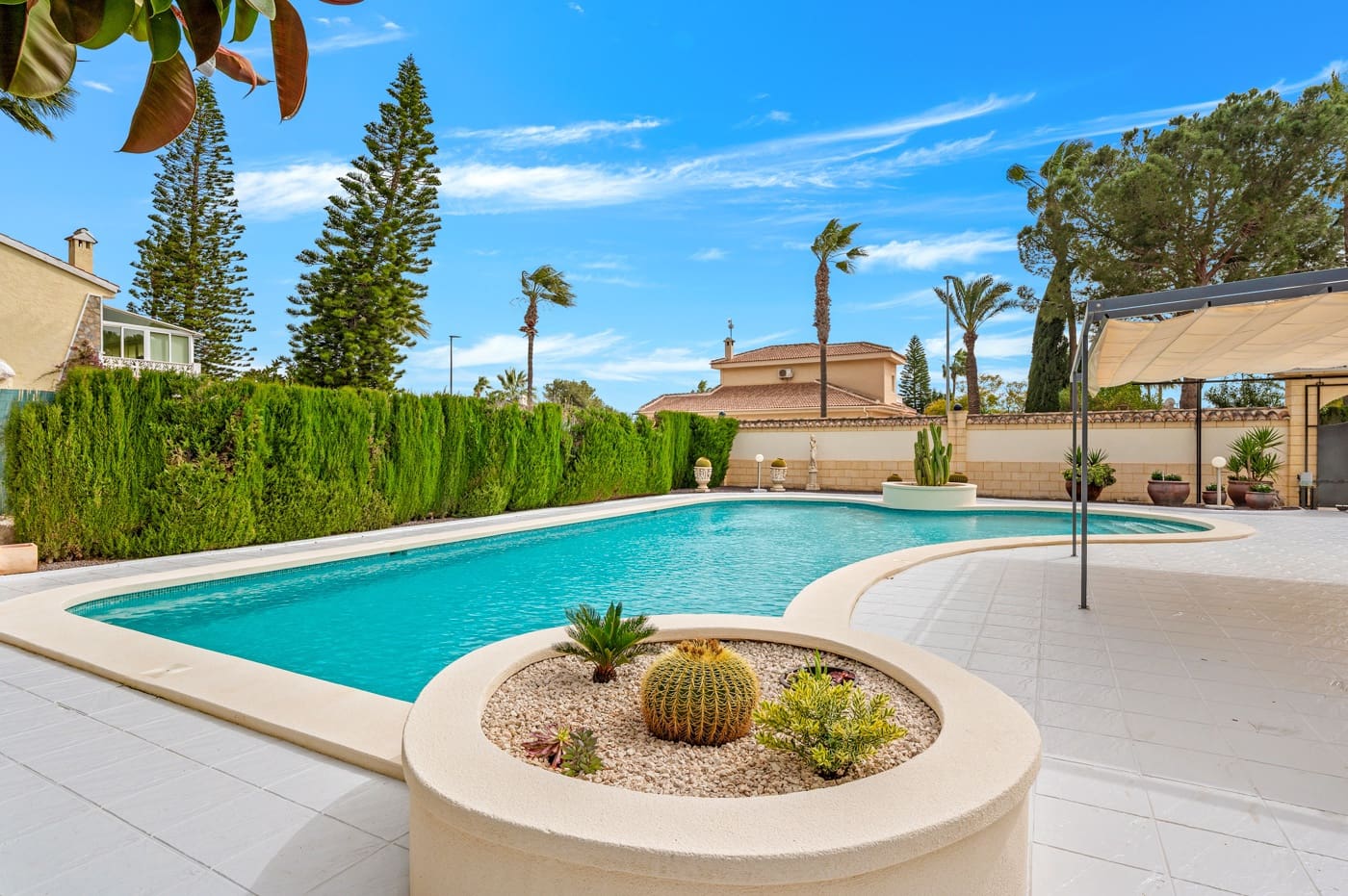 4 bedroom Villa for sale in Ciudad Quesada with pool garage - € 750,000 (Ref: 9658461)