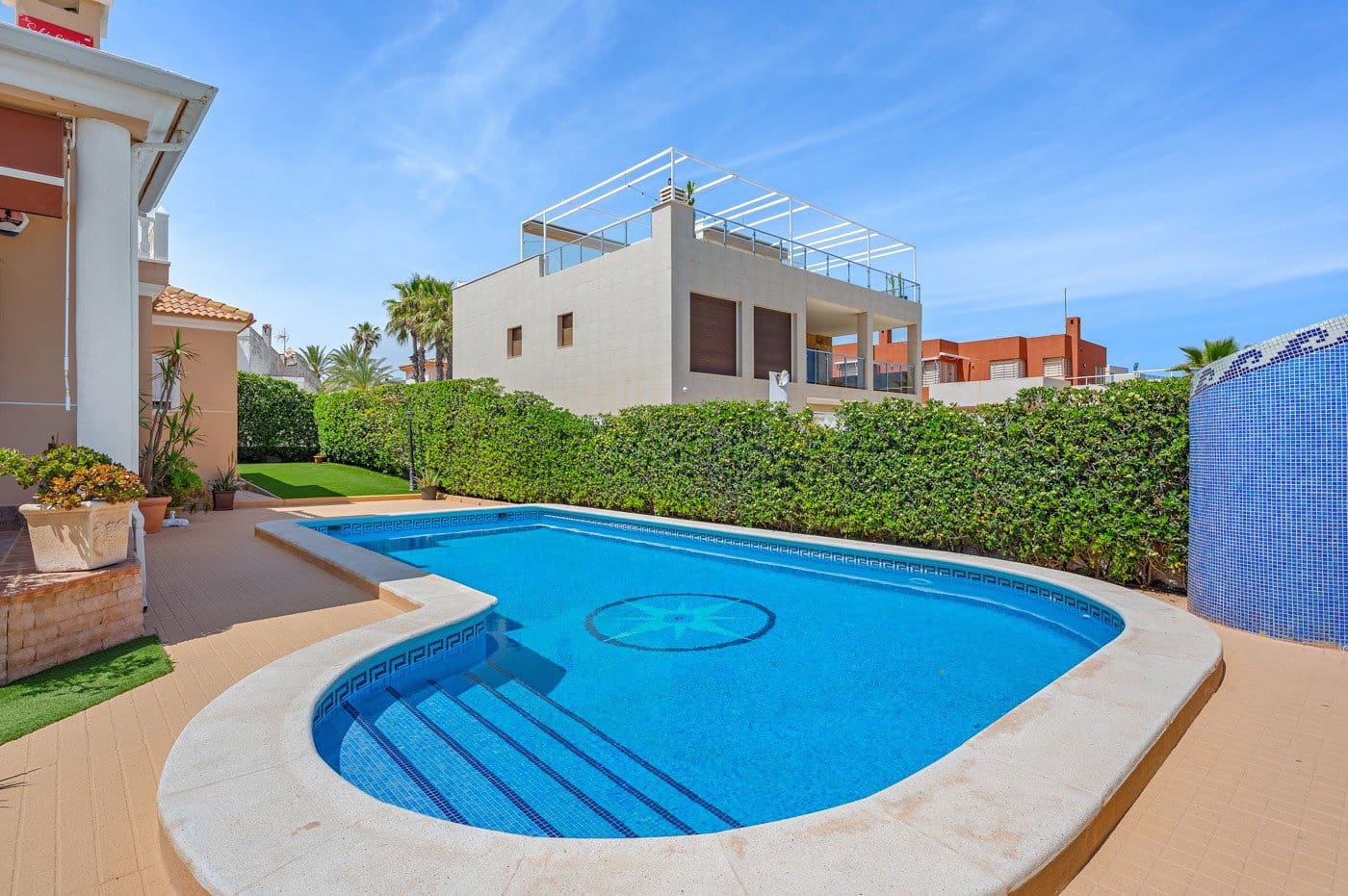 Chalet de 6 habitaciones en Torrevieja en venta con piscina - 950.000 € (Ref: 9796942)