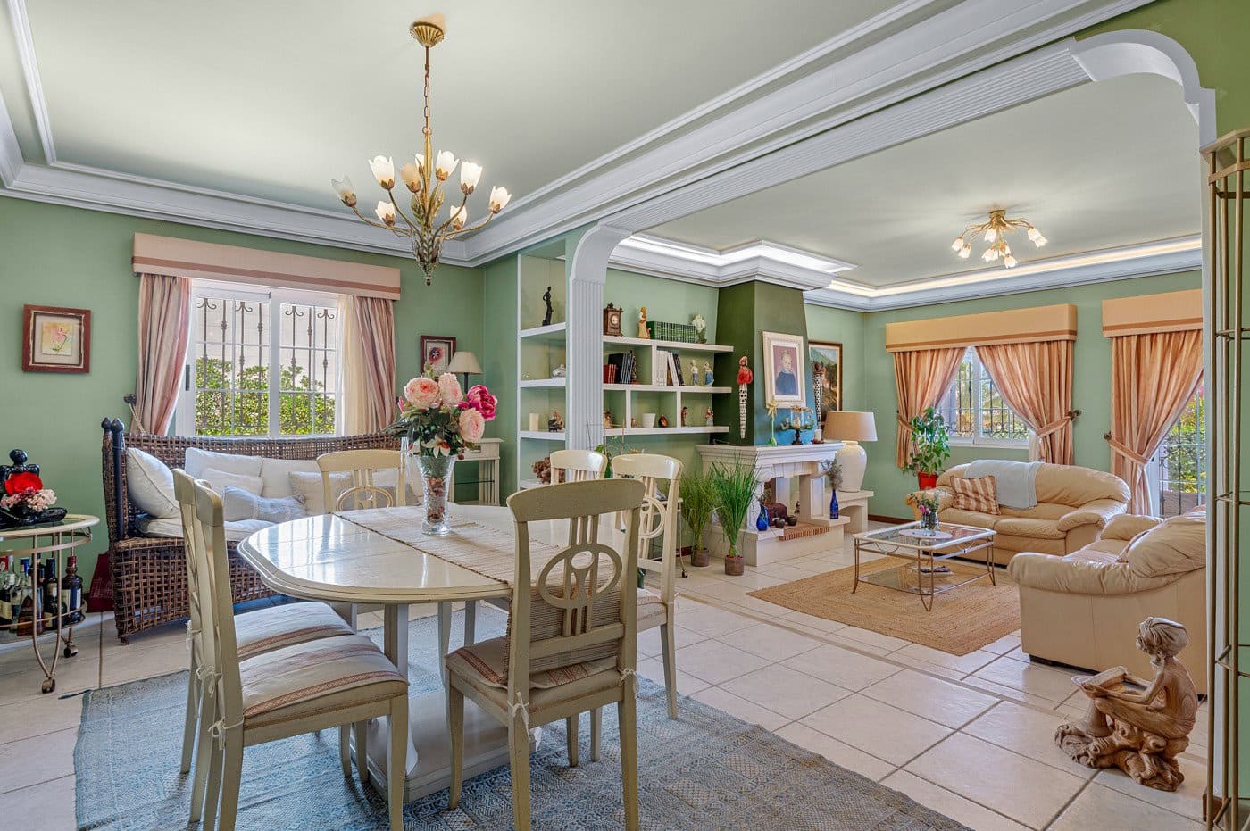 Chalet de 6 habitaciones en Torrevieja en venta con piscina - 950.000 € (Ref: 9796942)