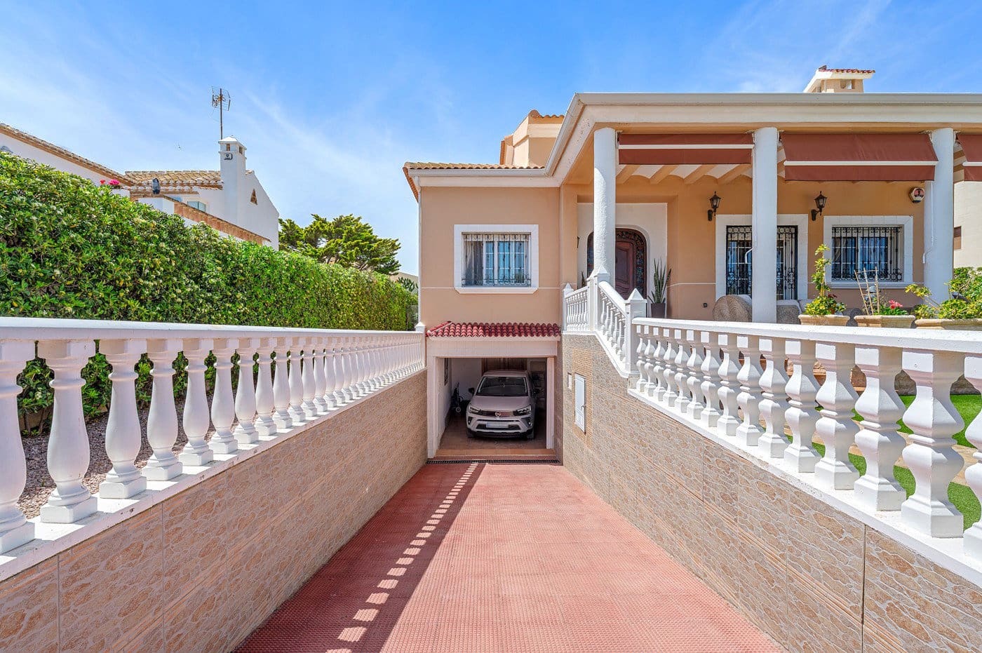 Chalet de 6 habitaciones en Torrevieja en venta con piscina - 950.000 € (Ref: 9796942)