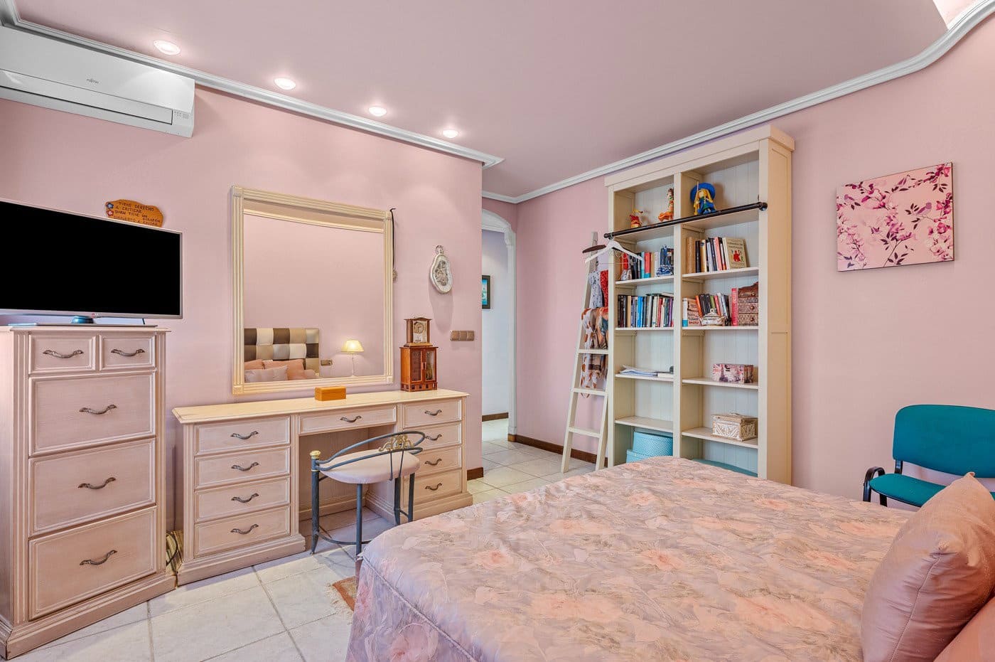 Chalet de 6 habitaciones en Torrevieja en venta con piscina - 950.000 € (Ref: 9796942)