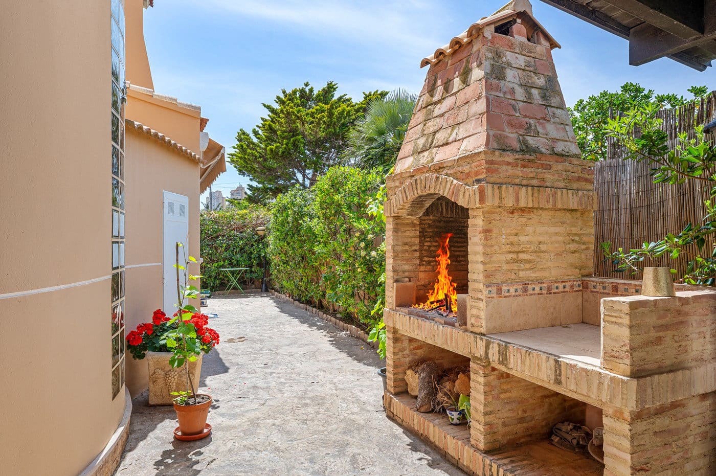 Chalet de 6 habitaciones en Torrevieja en venta con piscina - 950.000 € (Ref: 9796942)