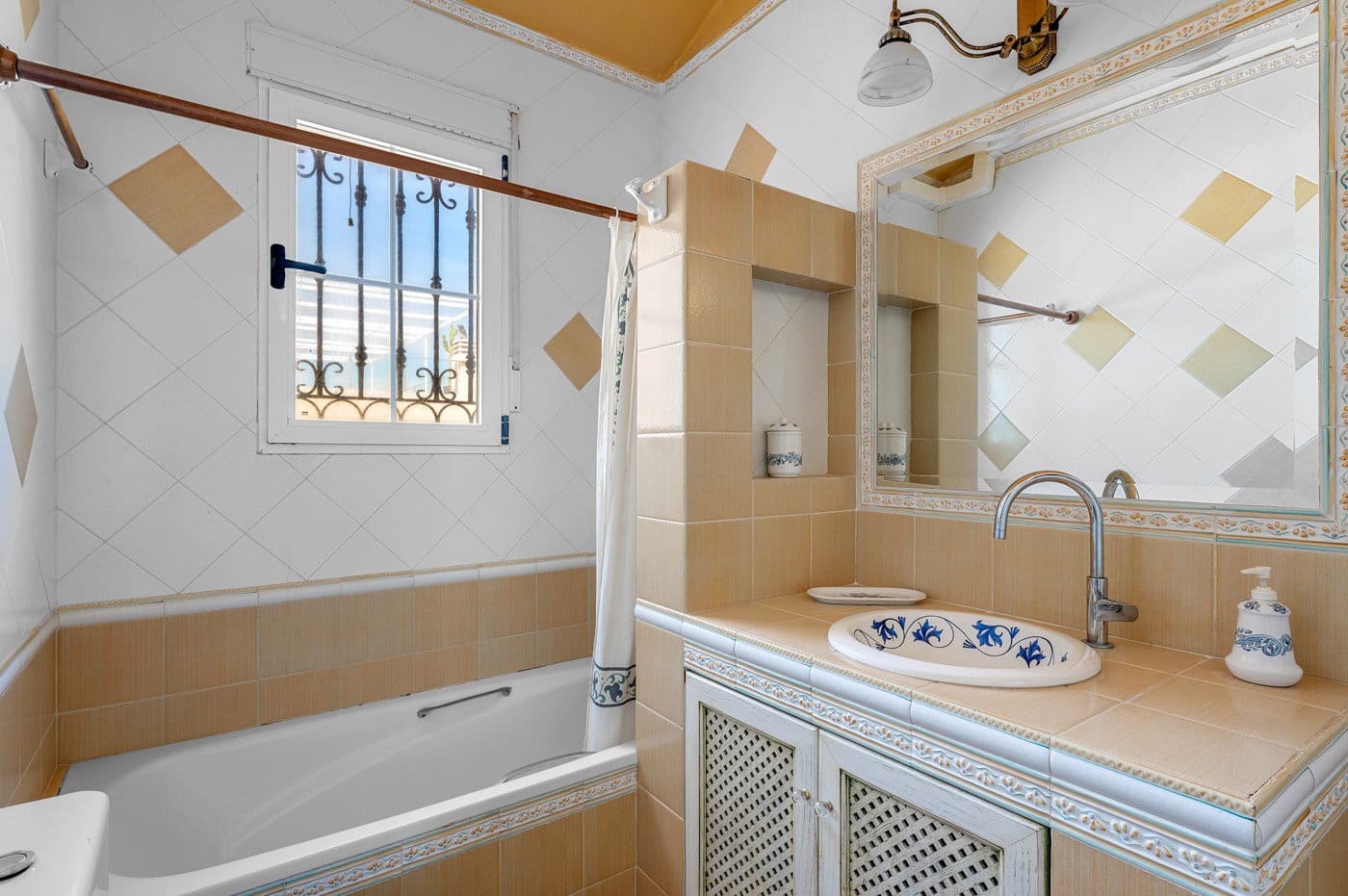 Chalet de 6 habitaciones en Torrevieja en venta con piscina - 950.000 € (Ref: 9796942)