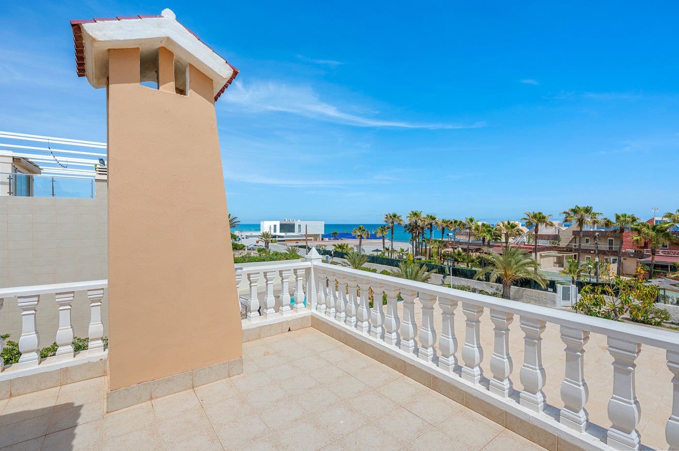 Chalet de 6 habitaciones en Torrevieja en venta con piscina - 950.000 € (Ref: 9796942)
