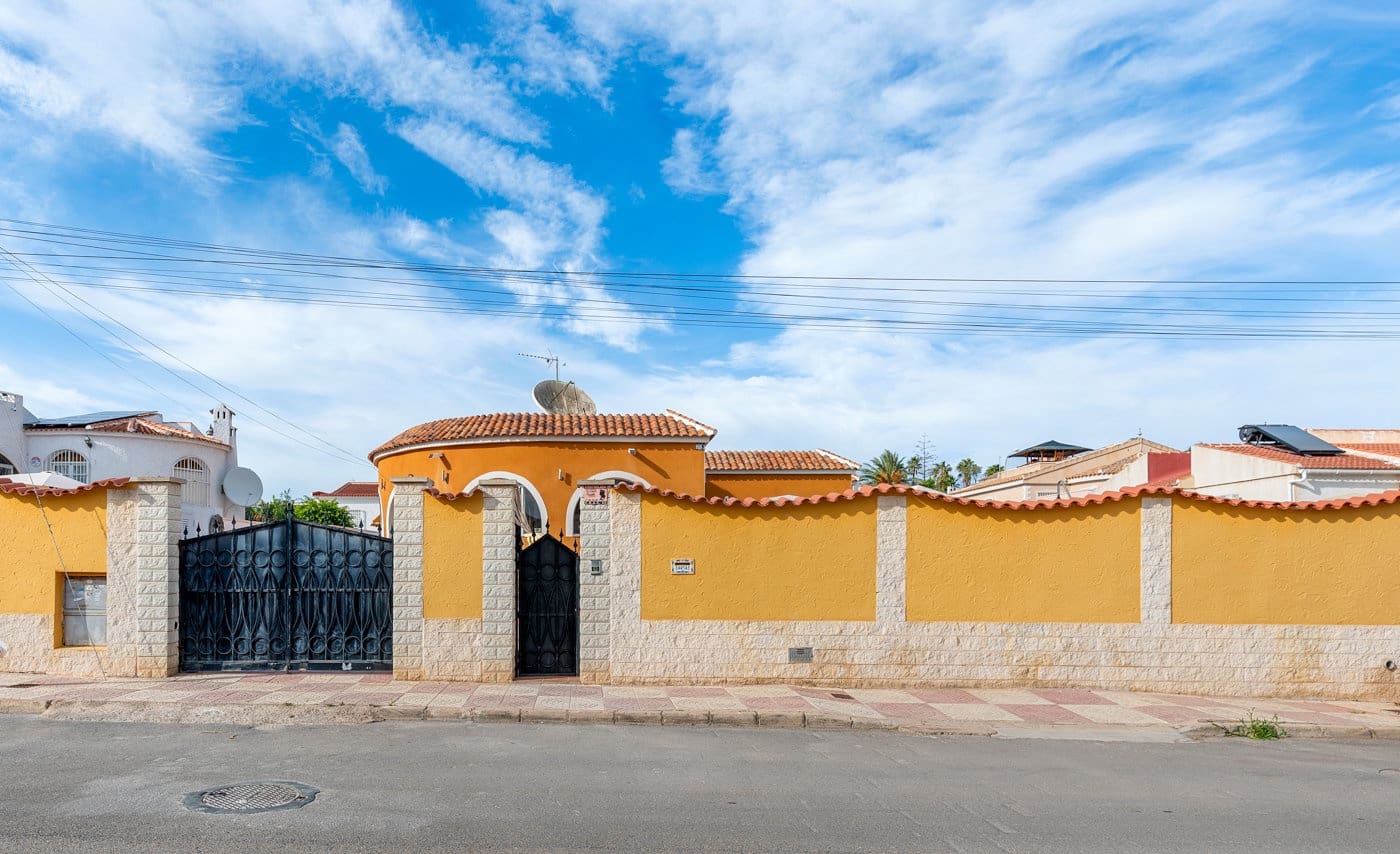 4 bedroom Villa for sale in Ciudad Quesada with pool garage - € 415,000 (Ref: 9884348)