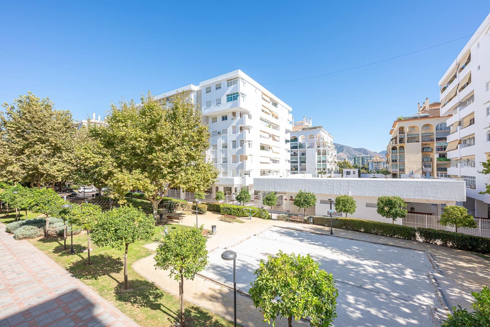 4 makuuhuone Asunto myytävänä paikassa Fuengirola mukana uima-altaan - 409 000 € (Ref: 10120013)