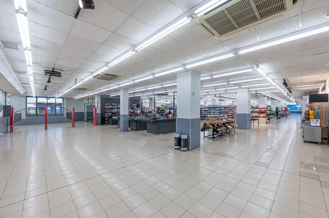 Kaupallinen myytävänä paikassa Los Boliches , Fuengirola mukana 
autotalli - 4 200 000 € (Ref: 8138834)