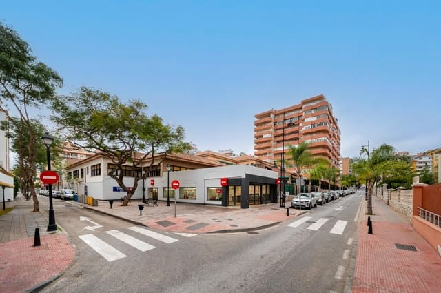 Kaupallinen myytävänä paikassa Los Boliches , Fuengirola mukana 
autotalli - 4 200 000 € (Ref: 8138834)