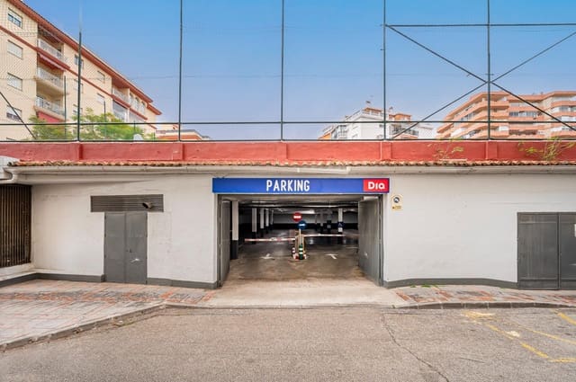 Kaupallinen myytävänä paikassa Los Boliches , Fuengirola mukana 
autotalli - 4 200 000 € (Ref: 8138834)