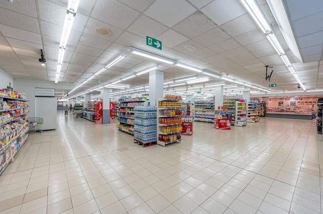 Kaupallinen myytävänä paikassa Los Boliches , Fuengirola mukana 
autotalli - 4 200 000 € (Ref: 8138834)