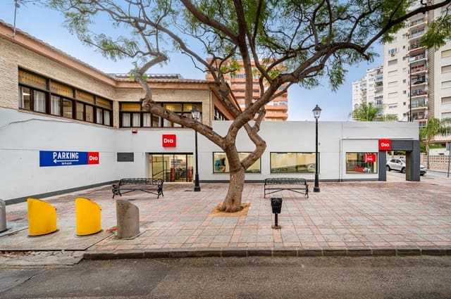 Kaupallinen myytävänä paikassa Los Boliches , Fuengirola mukana 
autotalli - 4 200 000 € (Ref: 8138834)