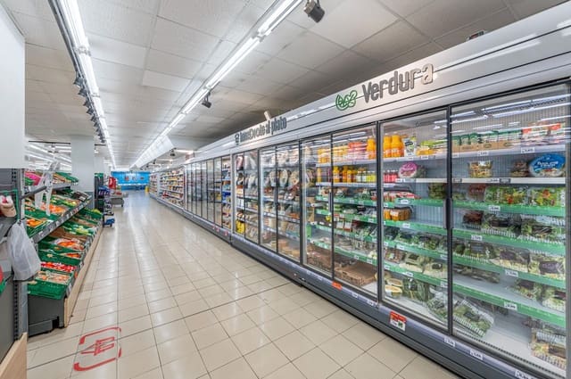 Kaupallinen myytävänä paikassa Los Boliches , Fuengirola mukana 
autotalli - 4 200 000 € (Ref: 8138834)
