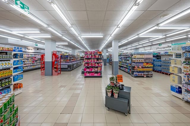 Kaupallinen myytävänä paikassa Los Boliches , Fuengirola mukana 
autotalli - 4 200 000 € (Ref: 8138834)