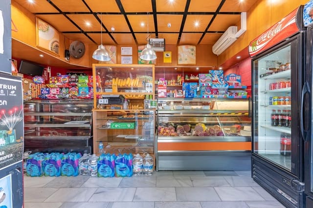 3 bedroom Commercial for sale in Fuengirola - € 170,000 (Ref: 8986101)