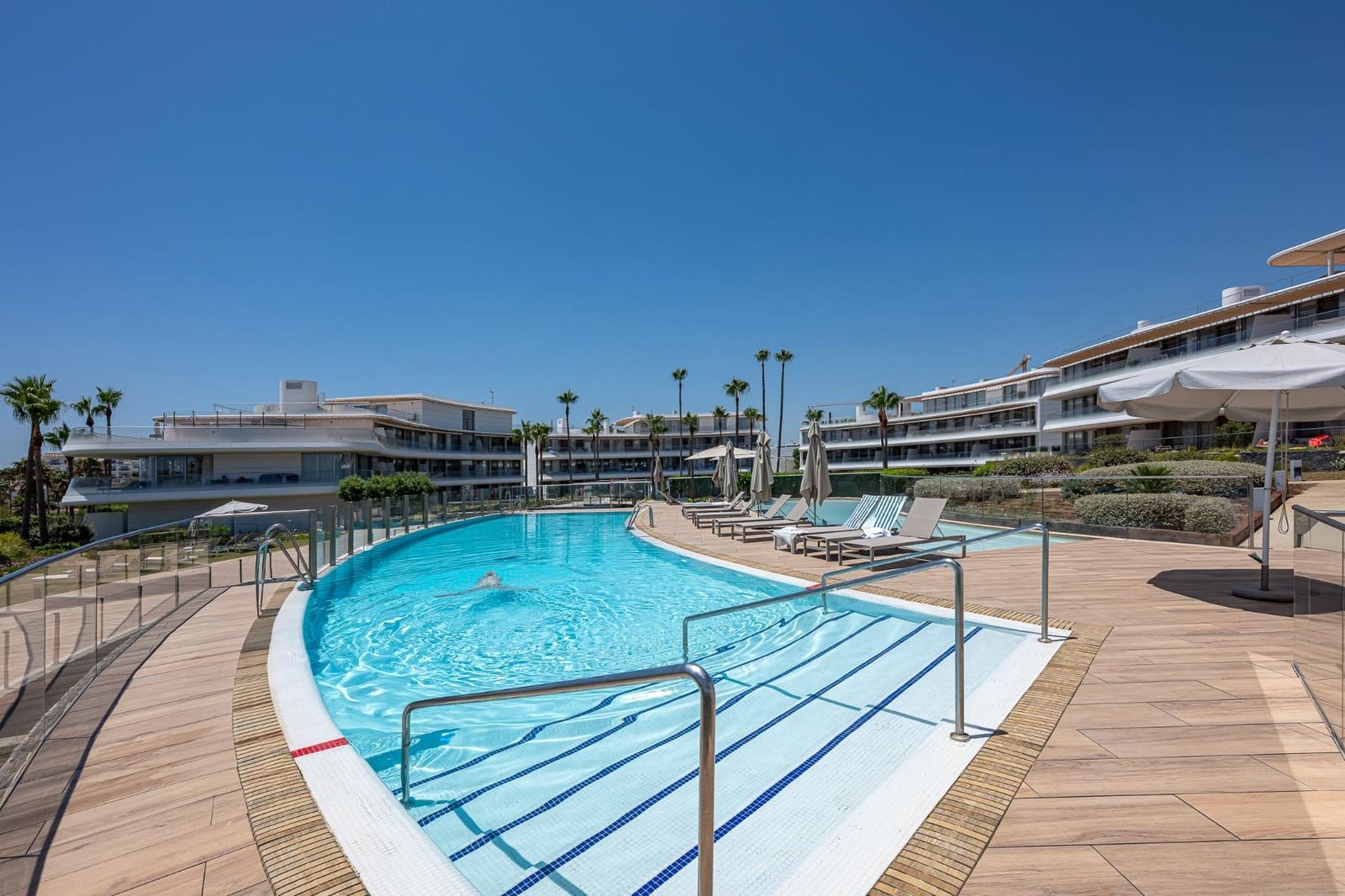 2 Zimmer Apartment zu verkaufen in Estepona mit Pool Garage - 795.000 € (Ref: 9137243)
