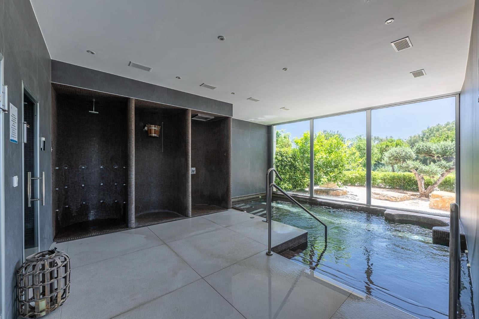 2 Zimmer Apartment zu verkaufen in Estepona mit Pool Garage - 795.000 € (Ref: 9137243)