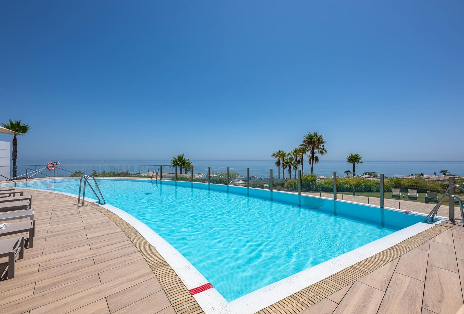 2 Zimmer Apartment zu verkaufen in Estepona mit Pool Garage - 795.000 € (Ref: 9137243)