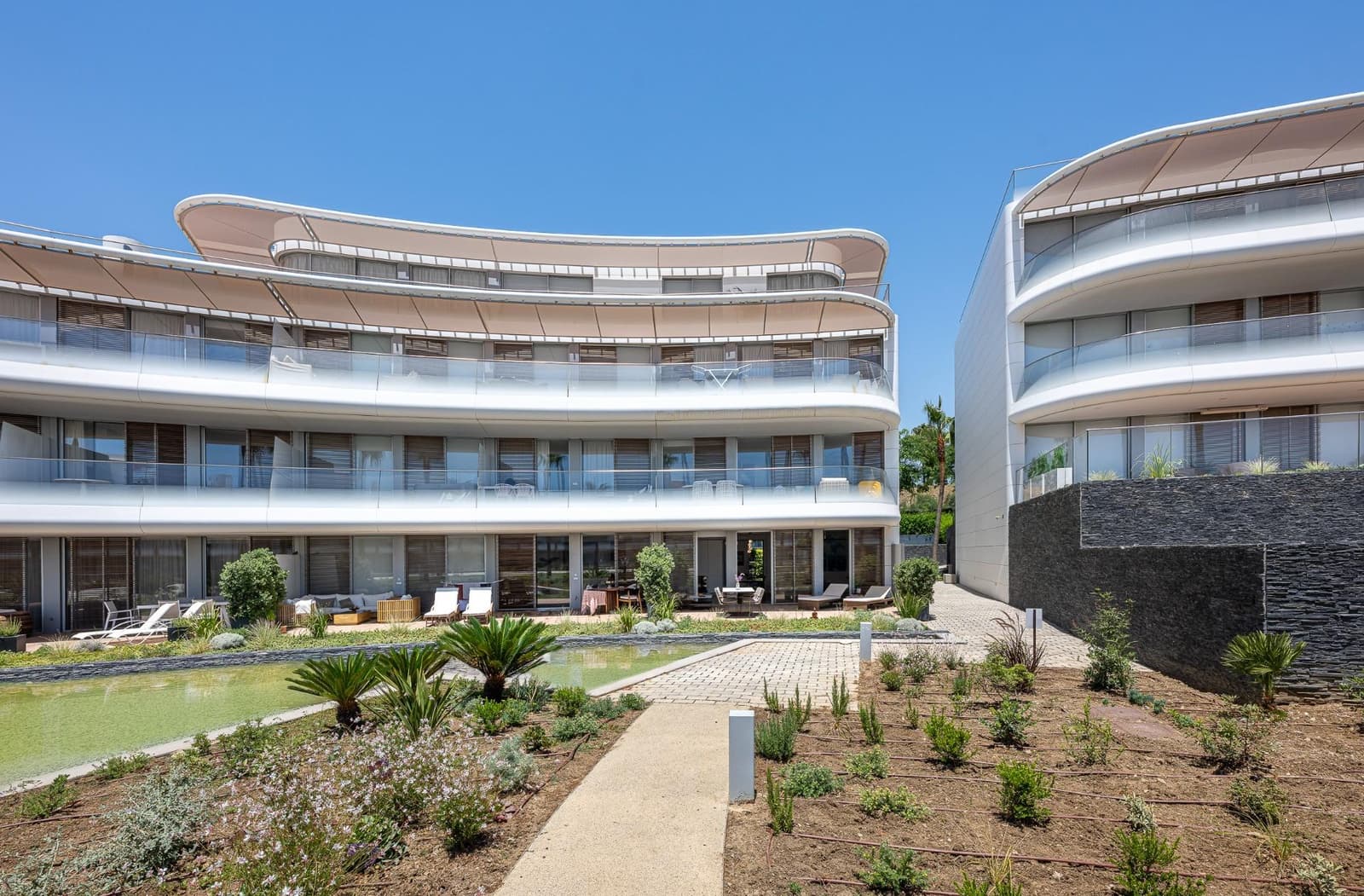 2 Zimmer Apartment zu verkaufen in Estepona mit Pool Garage - 795.000 € (Ref: 9137243)