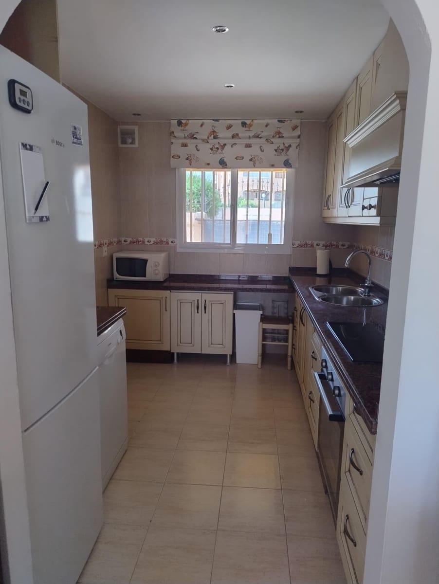 2 soveværelse Rækkehus til leje i Fuengirola med swimmingpool garage - € 1.600 (Ref: 9202509)