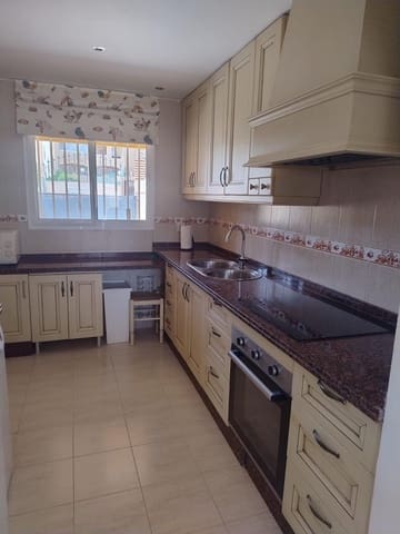 2 soveværelse Rækkehus til leje i Los Pacos, Fuengirola med swimmingpool garage - € 1.600 (Ref: 9202509)