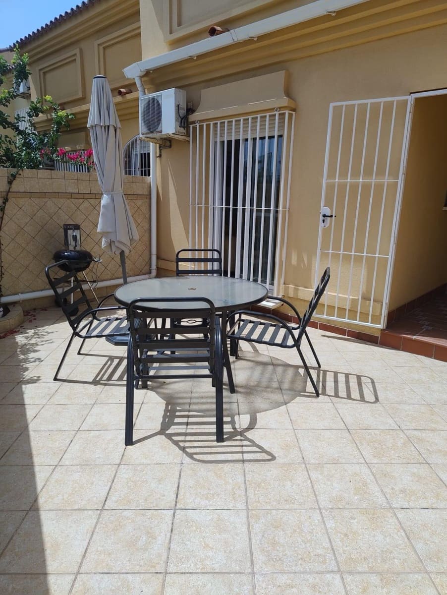 2 soveværelse Rækkehus til leje i Fuengirola med swimmingpool garage - € 1.600 (Ref: 9202509)