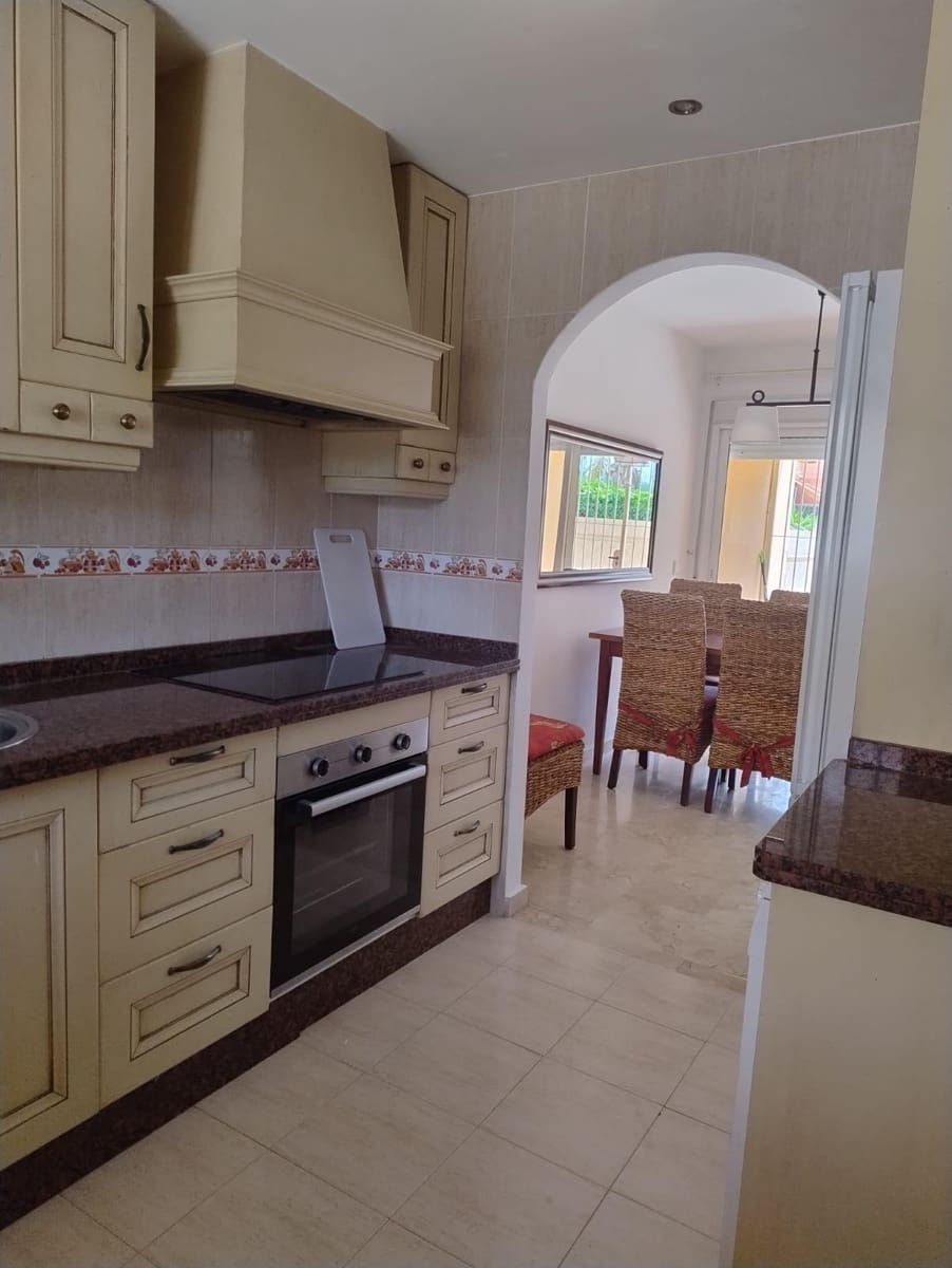 2 soveværelse Rækkehus til leje i Fuengirola med swimmingpool garage - € 1.600 (Ref: 9202509)