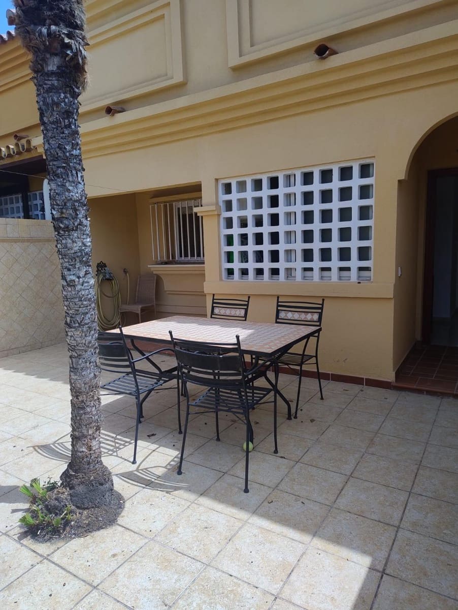 2 soveværelse Rækkehus til leje i Fuengirola med swimmingpool garage - € 1.600 (Ref: 9202509)