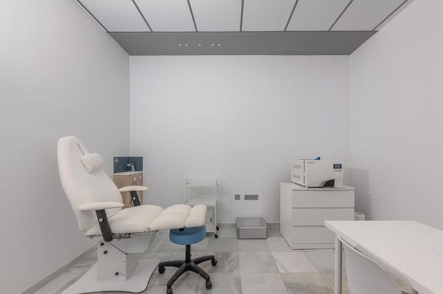 7 makuuhuone Kaupallinen myytävänä paikassa Centro ciudad, Fuengirola - 150 000 € (Ref: 9355941)