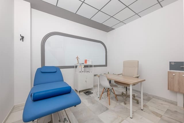 7 makuuhuone Kaupallinen myytävänä paikassa Centro ciudad, Fuengirola - 150 000 € (Ref: 9355941)