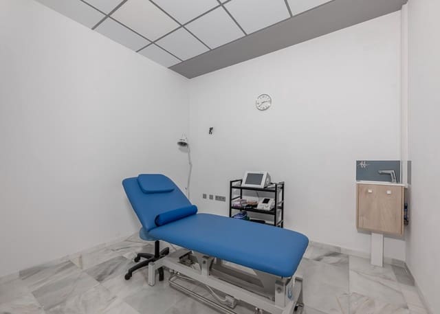 7 makuuhuone Kaupallinen myytävänä paikassa Centro ciudad, Fuengirola - 150 000 € (Ref: 9355941)