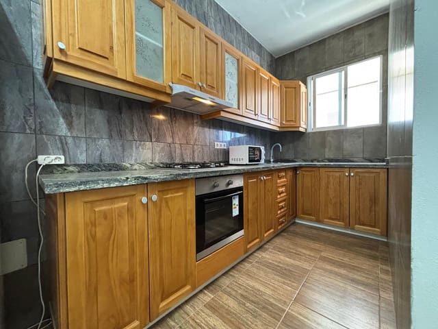 3 soveværelse Byhus til leje i Vecindario, Santa Lucía de Tirajana med garage - € 900 (Ref: 9099630)