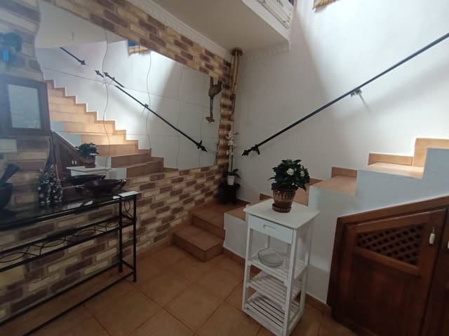 1 slaapkamer Rijtjeshuis te huur in Vecindario, Santa Lucía de Tirajana - € 750 (Ref: 9643652)
