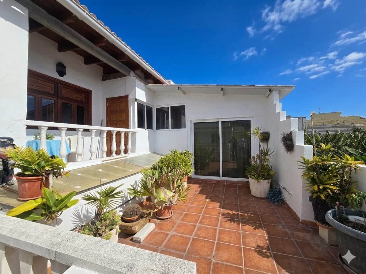 Piso de 2 habitaciones en Firgas en alquiler con garaje - 900 € (Ref: 9660773)