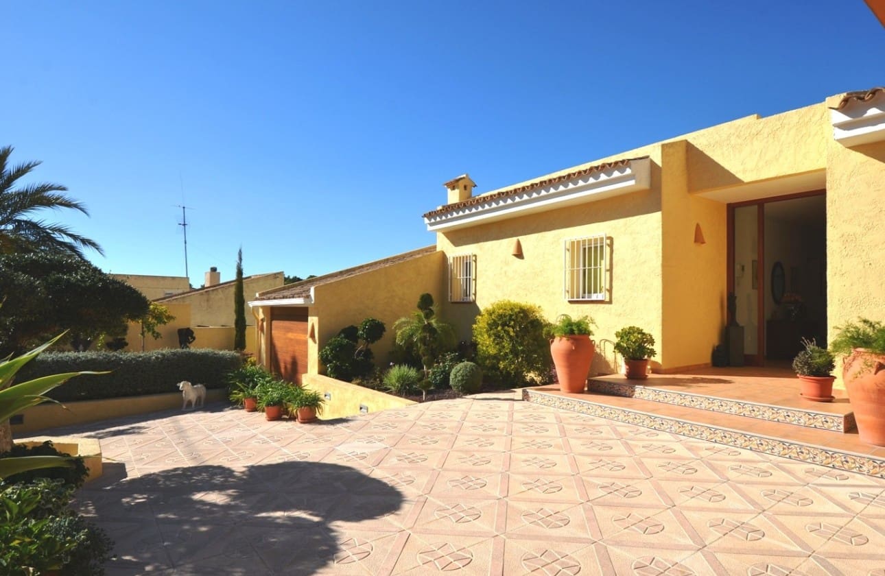 4 bedroom Villa for sale in Altea la Vella with pool garage - € 1,125,000 (Ref: 7814783)