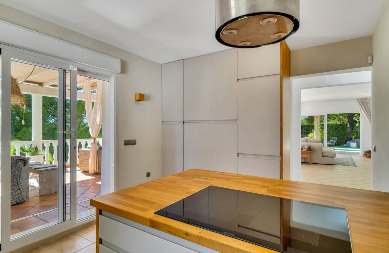 4 bedroom Villa for sale in Altea - € 1,100,000 (Ref: 8841778)