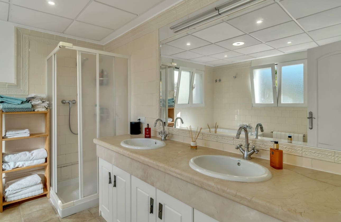 4 bedroom Villa for sale in Altea - € 1,100,000 (Ref: 8841778)