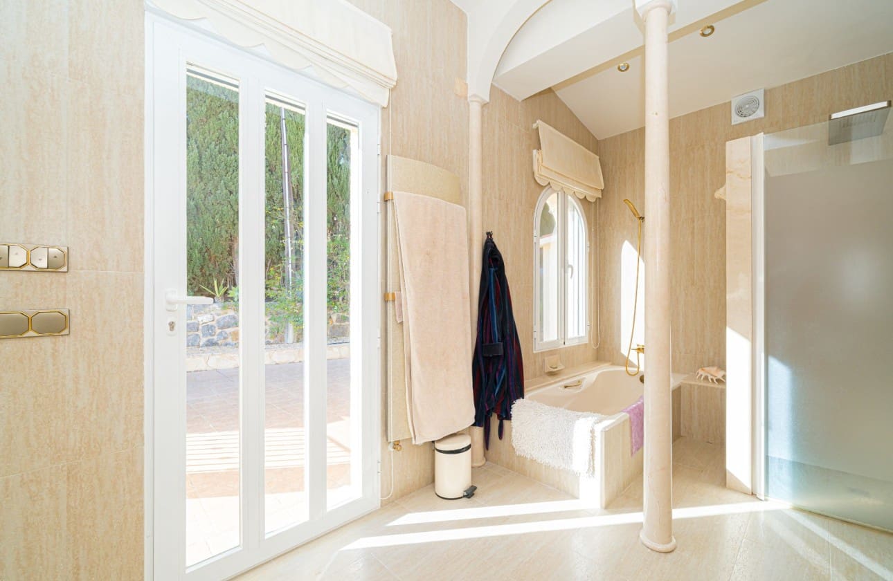 5 bedroom Villa for sale in Altea with pool - € 1,375,000 (Ref: 8841783)