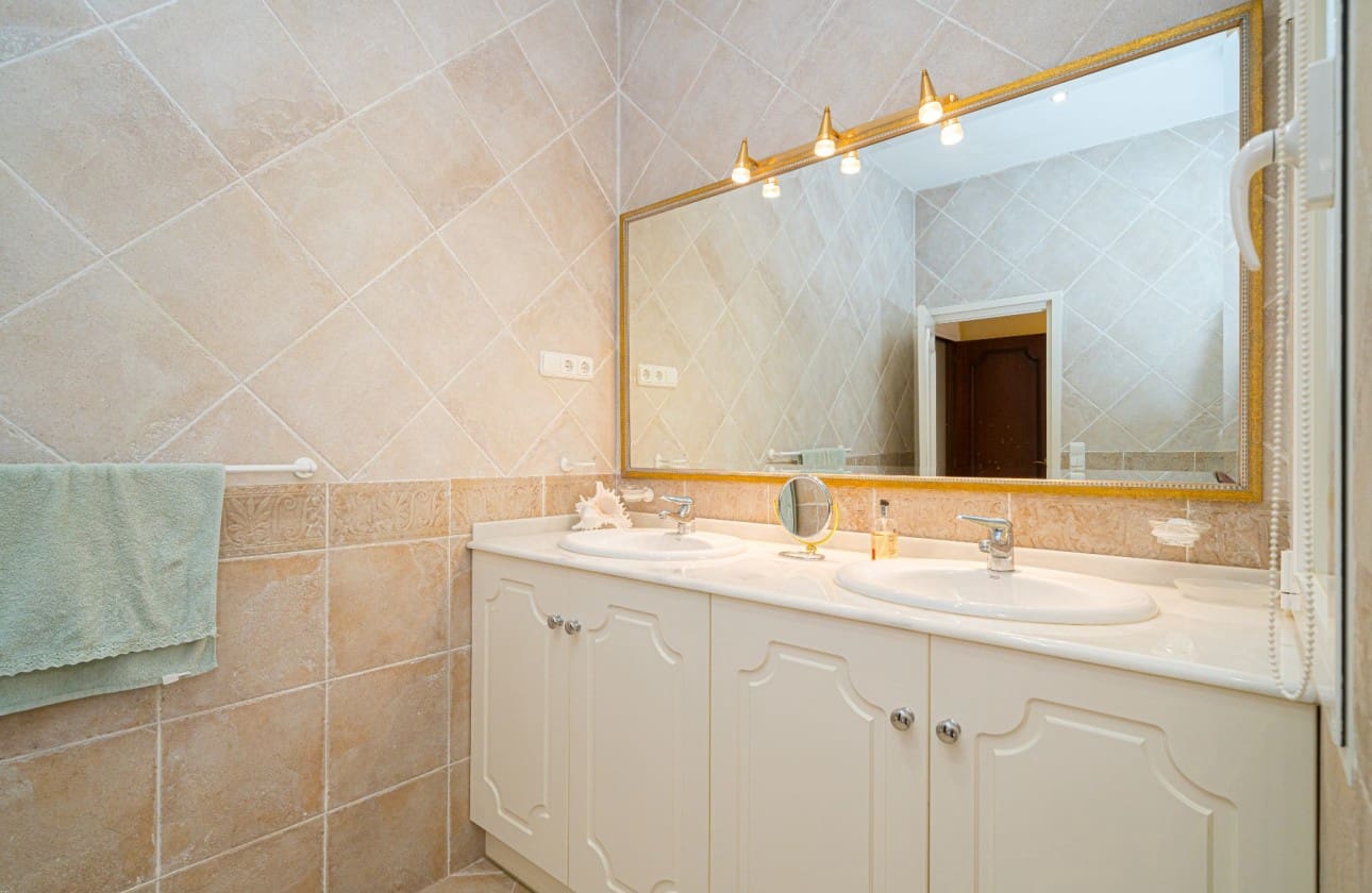 5 bedroom Villa for sale in Altea with pool - € 1,375,000 (Ref: 8841783)