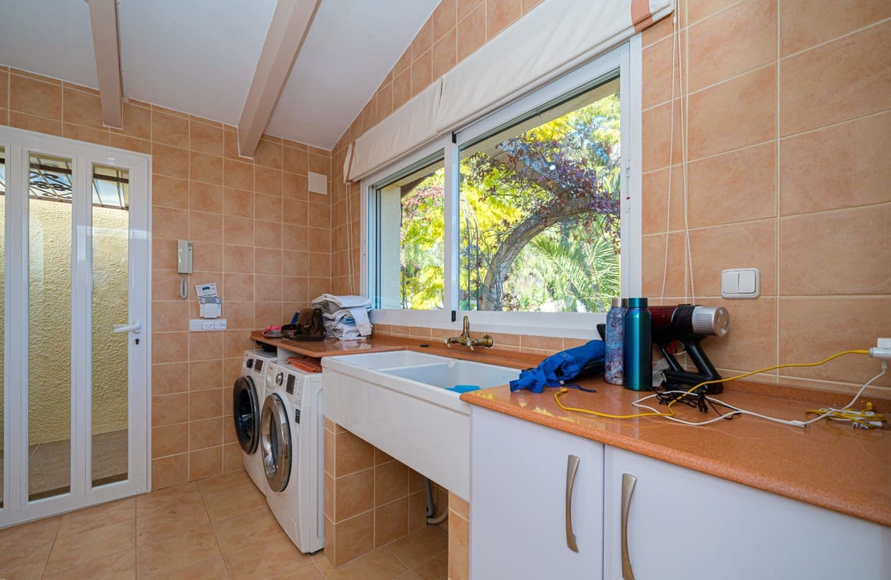 5 bedroom Villa for sale in Altea with pool - € 1,375,000 (Ref: 8841783)