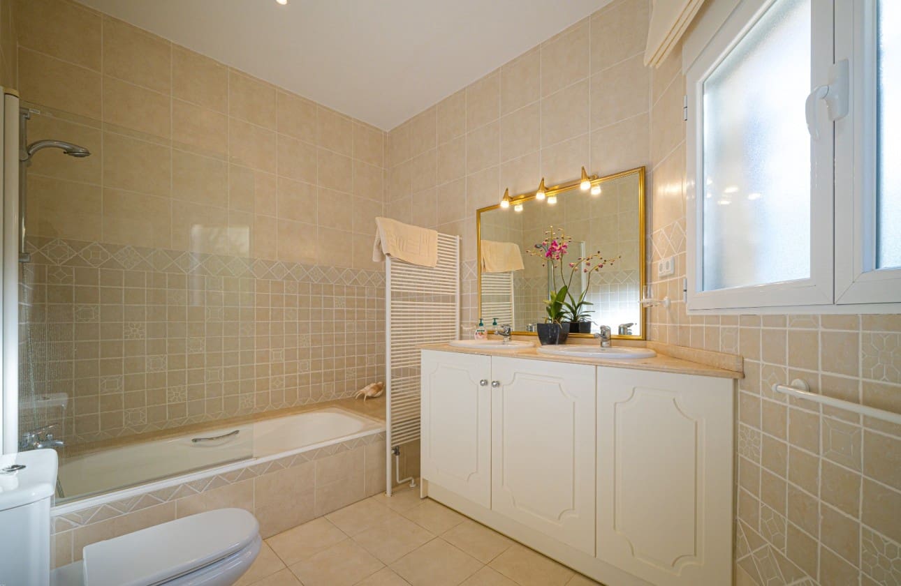 5 bedroom Villa for sale in Altea with pool - € 1,375,000 (Ref: 8841783)